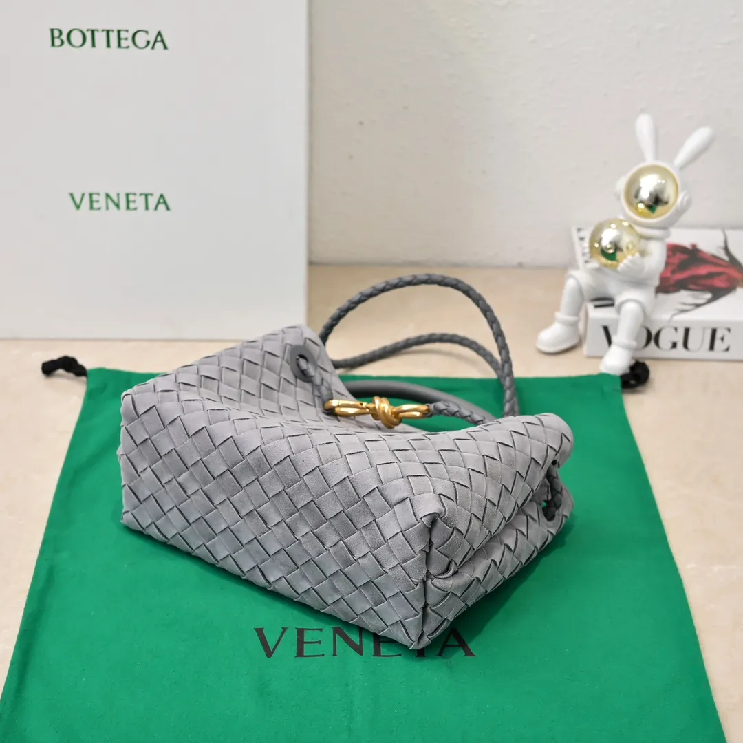 The 2024 new Andiamo batch 1920 BV has been shipped‼ ️Really popular🔥The new Andiamo woven handbag launched by Bottega Veneta this season is really popular all over the world! ! Celebrities at home and abroad have worn it, and Oscar-winning actress Michelle Yeoh has taken it out on the street. Song Jia, Trai Yara, Yu Feihong, Sanji Ayaka, Rosie Hunting-Whiteley, Yoshioka Riho, etc. have all picked up this bag. It is classic and versatile, showing off its temperament, and the bag capacity is also large, which is very convenient for daily commuting! ! A variety of carrying methods, the shoulder straps can be adjusted by yourself, the original lambskin feels soft and delicate, and the neutral style is created to break gender boundaries and bring a more practical and longer-lasting use experience. Andiamo, which has both elegant and casual styles, perfectly interprets the true appearance of "fashionable old money style". Style number: 7463 (suede) Size: 25*22*10.5cm